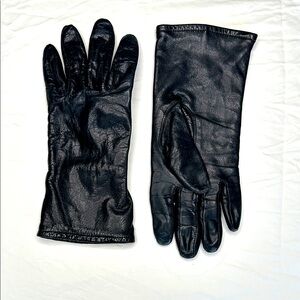 Women’s Black Genuine Leather full finger Gloves in GREAT CONDITION, size medium